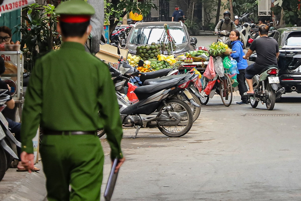 Lực lượng công an phường cùng tổ tự quản từ các phường sẽ ra quân đồng loạt tránh tình trạng người vi phạm chạy từ phường này di chuyển qua phường khác. (Ảnh: Hoài Nam/Vietnam+)