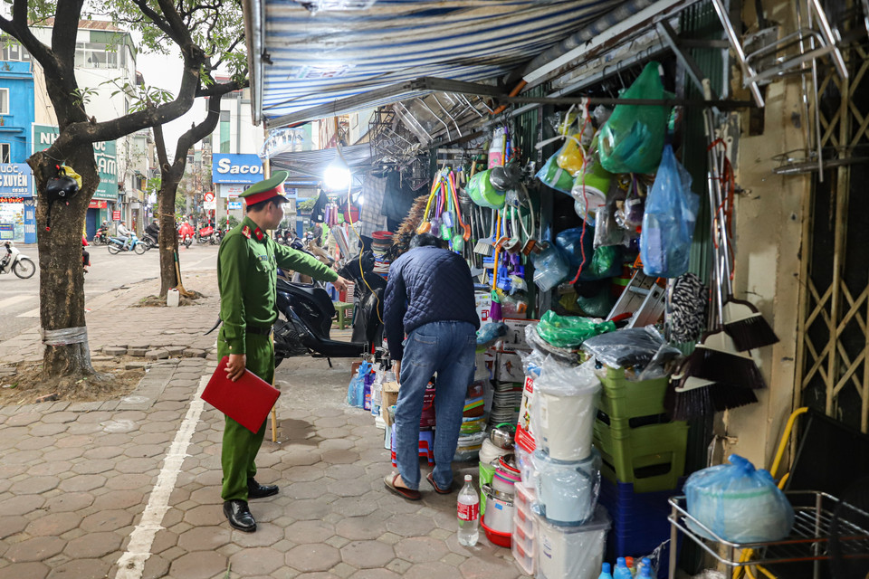 Đây là mô hình liên kết mới trong chiến dịch giành lại vỉa hè cho người đi bộ đòi hỏi các phường cần có sự thống nhất kế hoạch và ra quân xử lý tại các địa bàn giáp ranh. (Ảnh: Hoài Nam/Vietnam+)