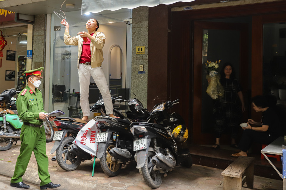 Tại phường Quang Trung, từ đầu tháng 3/2023 đến nay, các lực lượng chức năng đã xử phạt 81 trường hợp vi phạm trật tự văn minh đô thị; xử lý 85 băng rôn quảng cáo các loại và 15 mái che mái vẩy; tổ chức ký cam kết không vi phạm trật tự đô thị 2.890 trường hợp. (Ảnh: Hoài Nam/Vietnam+)