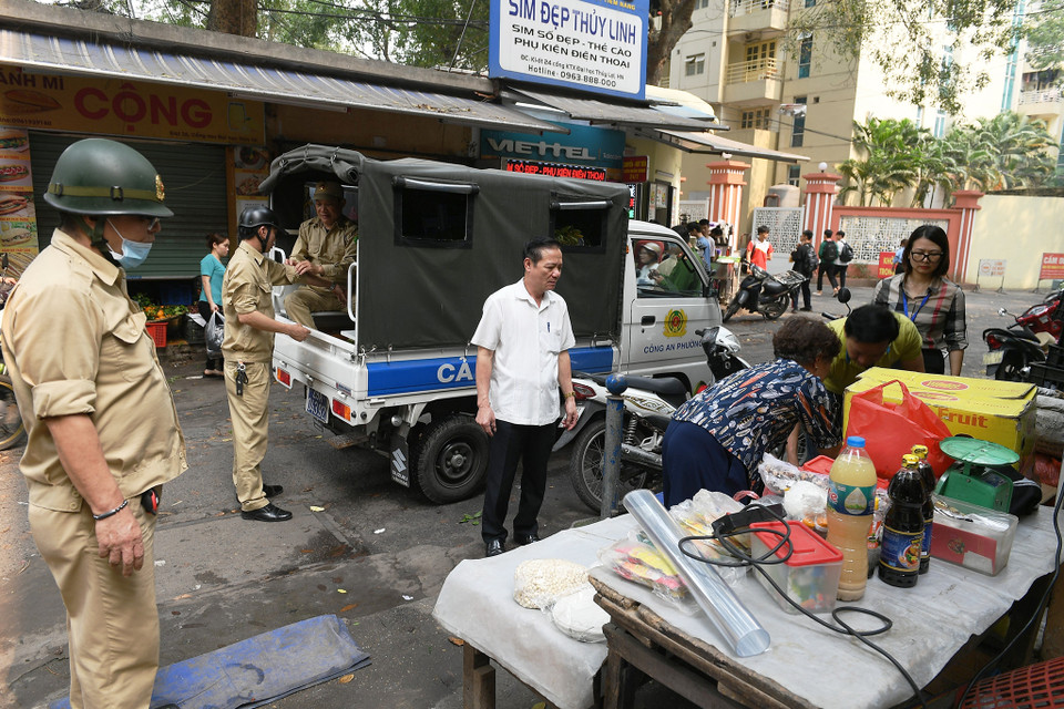 Lực lượng chức năng ra quân lập lại trật tự khu vực giáp ranh giữa 2 phường Trung Liệt và Ngã Tư Sở thuộc quận Đống Đa, Hà Nội. (Ảnh: Hoài Nam/Vietnam+)