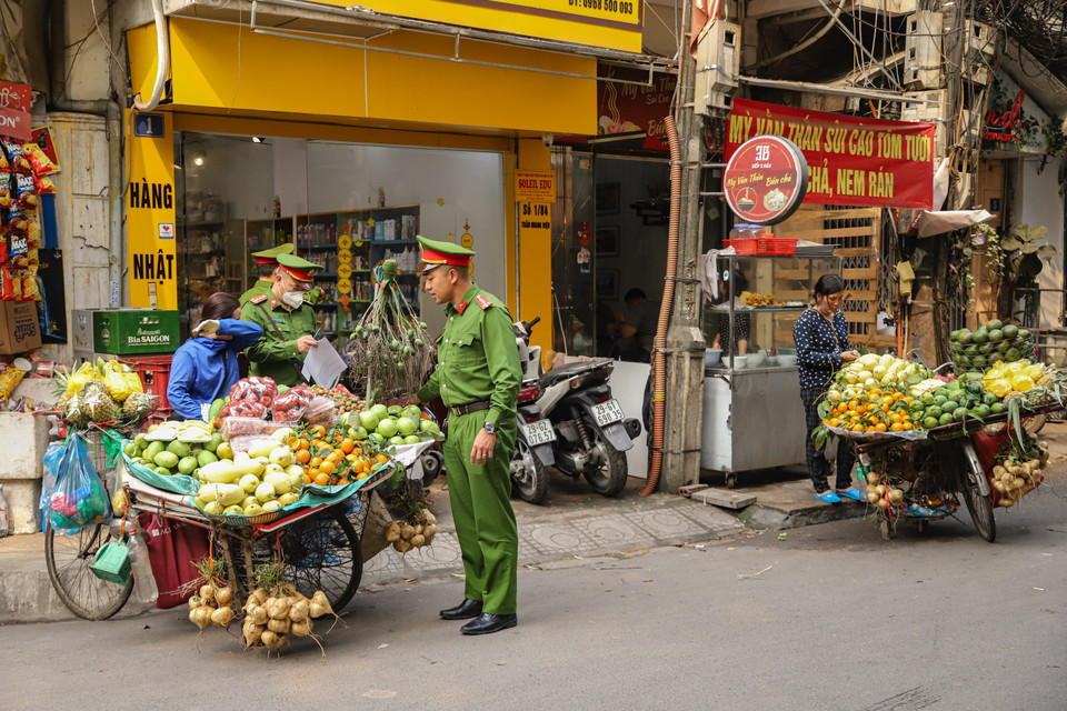 Hàng ngày, tại các khu vực này thường xuyên xảy ra tình trạng người dân, các hộ kinh doanh, người bán hàng rong lấn chiếm lòng đường, vỉa hè để kinh doanh buôn bán gây mất an toàn giao thông, vệ sinh môi trường, mỹ quan đô thị. (Ảnh: Hoài Nam/Vietnam+)