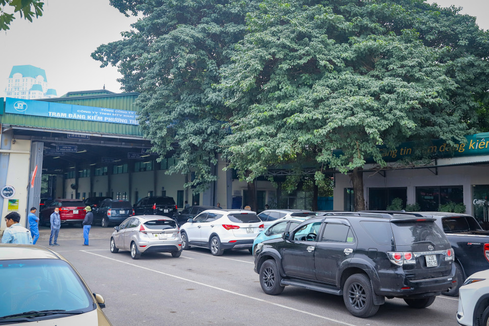Theo ghi nhận của phóng viên Báo Điện tử VietnamPlus vào buổi sáng 18/12, tại Trung tâm đăng kiểm xe cơ giới 2903V (Láng Thượng, Đống Đa, Hà Nội) có rất nhiều xe xếp hàng chờ đăng kiểm. (Ảnh: Hoài Nam/Vietnam+)