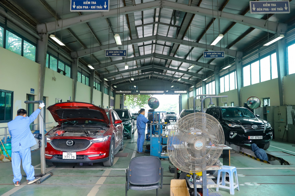Theo ghi nhận tại Trụng tâm đăng kiểm xe cơ giới 2903S (Mỹ Đình, Nam Từ Liêm, Hà Nội), lượng xe đi đăng kiểm tăng khoảng 30% so với cùng kỳ tháng 11, tuy nhiên cũng chưa xảy ra tình trạng ùn tắc. (Ảnh: Hoài Nam/Vietnam+)