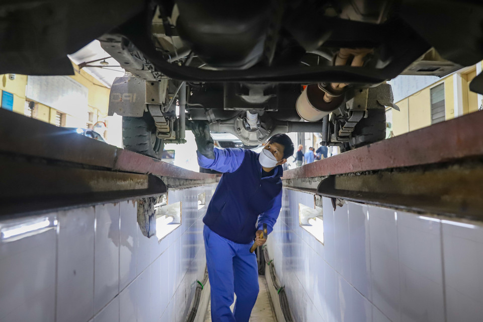 Lý giải nguyên nhân về lượng phương tiện lớn đi đăng kiểm vào tháng cuối năm, ông Hoan cho rằng: “Hằng năm đến cuối năm người dân mua xe nhiều nên lượng xe đi đăng kiểm đông và do đây là đợt đăng kiểm mới sau khi đợt gia hạn đăng kiểm từ tháng 6/2023 đã hết hiệu lực.” (Ảnh: Hoài Nam/Vietnam+)