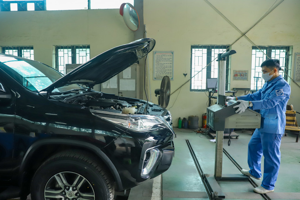 Vị này cũng cho biết khá lo lắng khi thiếu nhân sự tại trạm kiểm định vào dịp cuối năm nếu lượng xe đến kiểm định tăng mạnh. (Ảnh: Hoài Nam/Vietnam+)