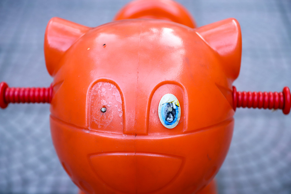 Người dân sinh sống tại đây chia sẻ: ‘Buổi chiều các cháu thường hay vui chơi tuy nhiên tôi thấy sân chơi ở đây không hấp dẫn và xuống cấp không được đầu tư mới.’ (Ảnh: Hoài Nam/Vietnam+)