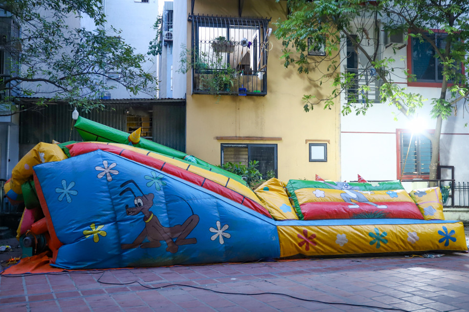 Tuy nhiên, có những nơi còn chưa chú trọng đến sân chơi của trẻ nhỏ, cơ sở vật chất xuống cấp và không thu hút được trẻ em. (Ảnh: Hoài Nam/Vietnam+)