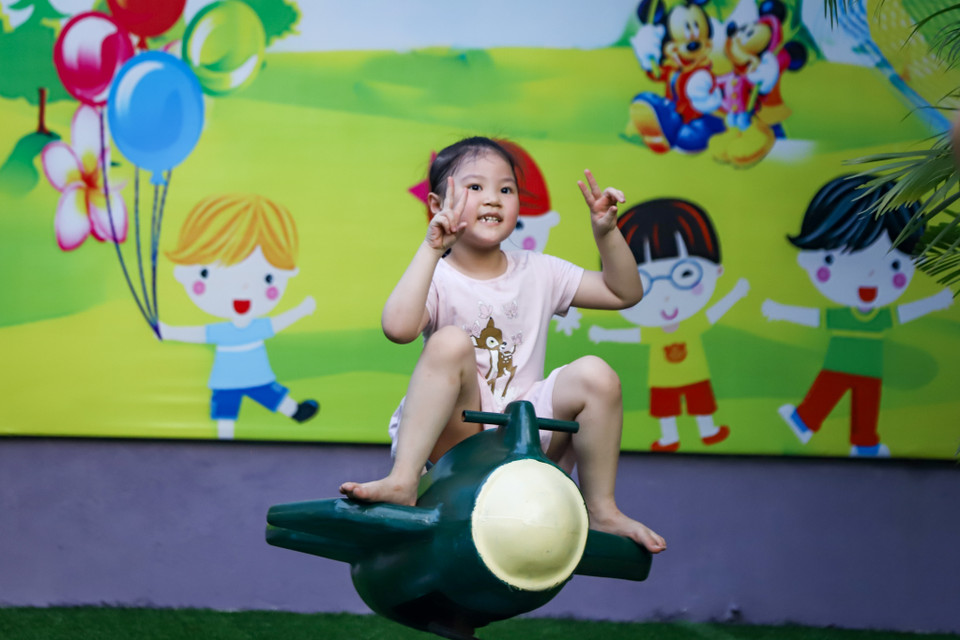 Nhu cầu vui chơi, vận động ngoài trời rất cần thiết cho sự phát triển của trẻ khi xã hội ngày nay nhiều trẻ em chọn cách giải trí với các thiết bị điện tử. (Ảnh: Hoài Nam/Vietnam+)