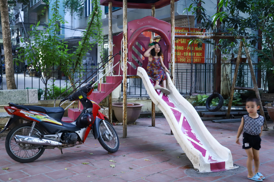Một sân chơi trẻ em tại huyện Thanh Trì (Hà Nội) được tận dụng làm nơi để xe và những đồ không sử dụng của người dân quanh đó. (Ảnh: Hoài Nam/Vietnam+)