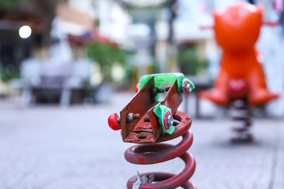 Tại một khu tập thể cũ (Đống Đa, Hà Nội), mặc dù có sân chơi nhưng đã hỏng hóc từ lâu mà chưa được sửa chữa hay thay thế. (Ảnh: Hoài Nam/Vietnam+)