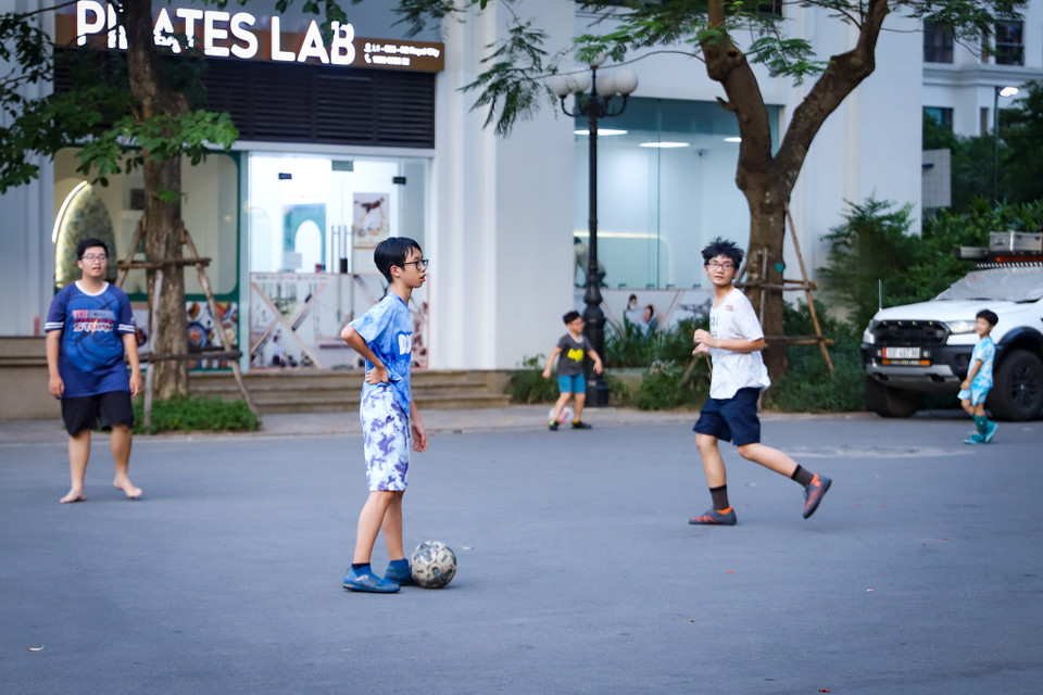 Trẻ em tận dụng những khoảng sân rộng trong khu dân cư để hoạt động vui chơi vào buổi chiều. (Ảnh: Hoài Nam/Vietnam+)