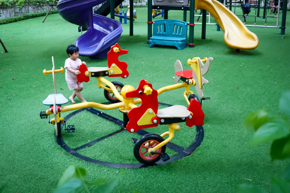Sân chơi ngoài trời tại khu dân cư thuộc địa bàn quận Thanh Xuân (Hà Nội) được đầu tư cơ sở vật chất, đảm bảo cho trẻ em vui chơi an toàn, lành mạnh. (Ảnh: Hoài Nam/Vietnam+)