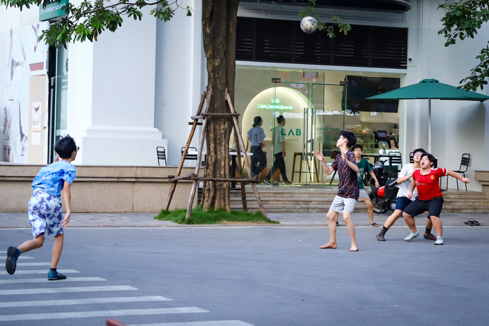 Người dân sinh sống ở đây cho biết, do khu dân cư có những khoảng sân rộng, tách biệt với đường giao thông nên yên tâm cho các cháu vui chơi vào mỗi buổi chiều. (Ảnh: Hoài Nam/Vietnam+)