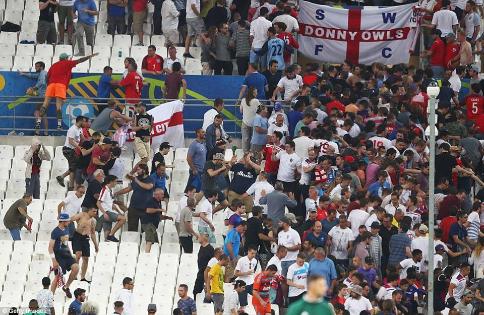 Tuy nhiên, báo chí Nga nói rằng chính các cổ động viên Anh là những kẻ khiêu khích khi hổ những khẩu hiệu xúc phạm Tổng thống Nga Vladimir Putin.