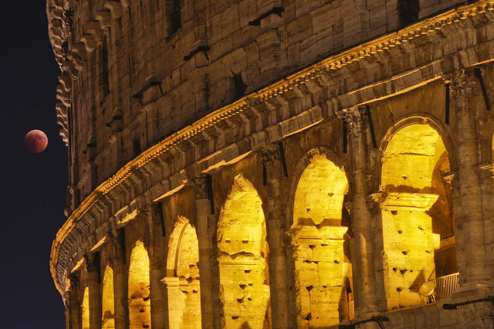 Nguyệt thực toàn phần tại đấu trường Colosseo ở Rome, Italy (Nguồn: Guardian)