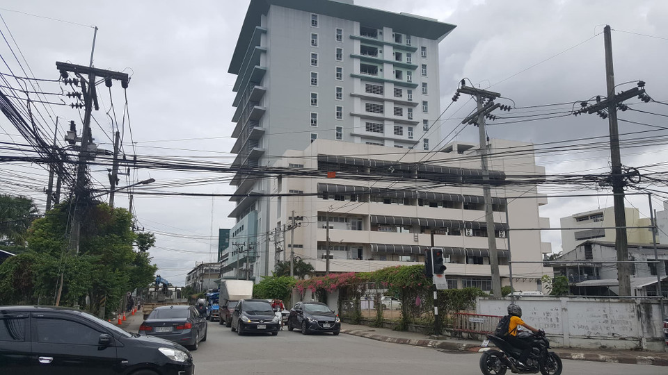 Khung cảnh bên ngoài bệnh viện Chiang Rai.