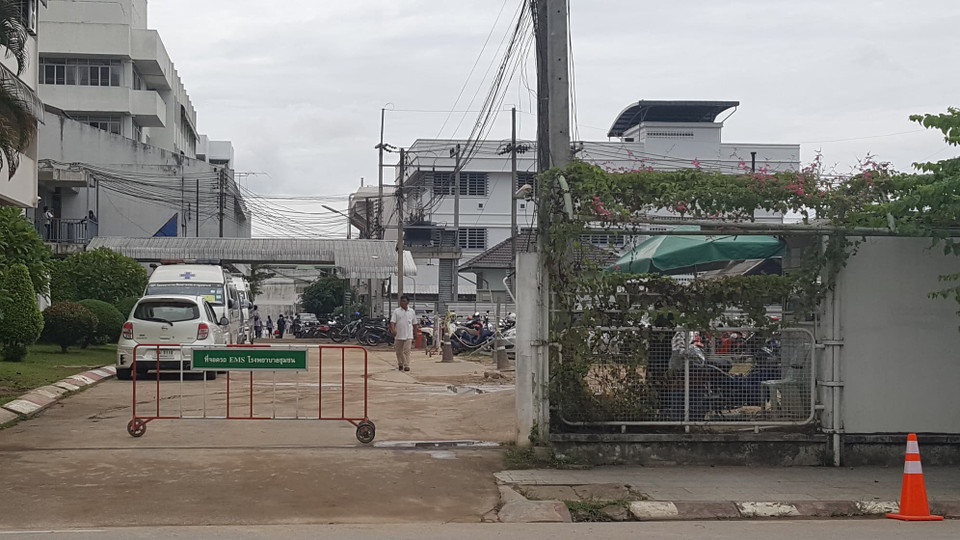 Theo truyền thông Thái Lan, có thể một trong bốn người được cứu ban đầu là huấn luyện viên 25 tuổi, so sức khỏe yếu.