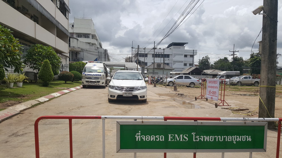 Có tổng cộng 13 xe cứu thương được huy động, để đưa các em nhỏ từ cửa hang tới chỗ trực thăng.