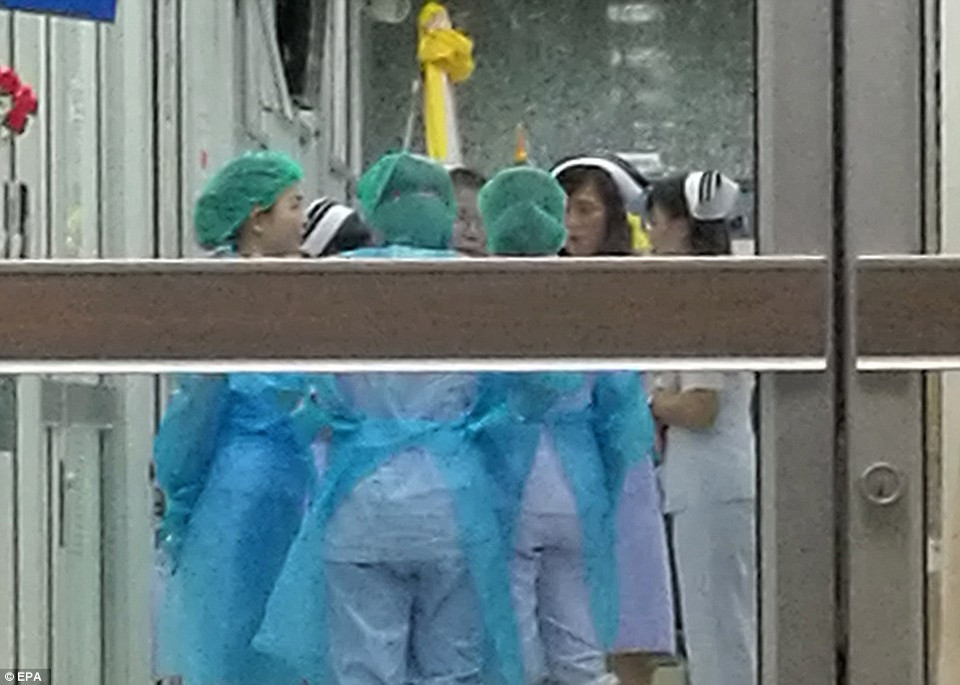 Hình ảnh của Daily Mail, được cho là lúc các y bác sĩ hội chẩn khi đón các thành viên đội bóng.