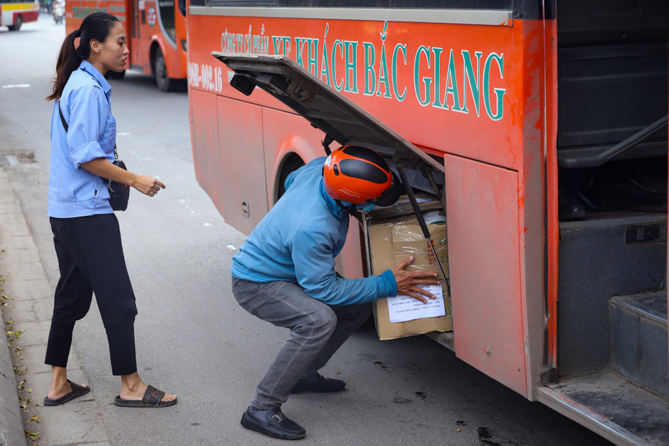 Các bến cóc hoạt động tấp nập trên đường Phạm Hùng (Nam Từ Liêm, Hà Nội) khi vắng bóng lực lượng chức năng. (Ảnh: Hoài Nam/Vietnam+)