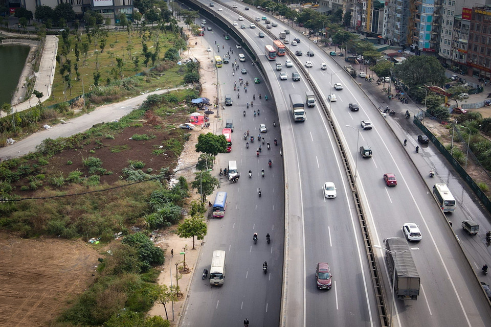 Trong báo cáo gửi Ủy ban Nhân dân thành phố Hà Nội, Sở Giao thông vận tải Hà Nội cho hay vẫn còn tình trạng xe tuyến cố định bỏ bến, chạy sai hành trình khi không có lực lượng kiểm tra. Tình trạng dừng đỗ, đón trả khách trên các tuyến đường xung quanh khu vực bến xe vẫn tái diễn, gây cản trở giao thông. (Ảnh: Hoài Nam/Vietnam+)