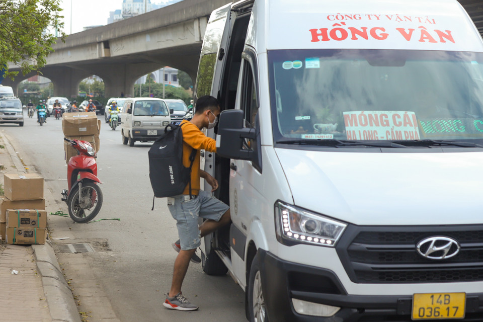 Bên cạnh đó, xe hợp đồng trá hình chạy vào trung tâm thành phố đã lấy đi một lượng khách lớn của xe tuyến cố định, nên để tồn tại nhiều doanh nghiệp vận tải chở khách trong bến đã phải lựa chọn “bỏ bến chạy dù.” (Ảnh: Hoài Nam/Vietnam+)