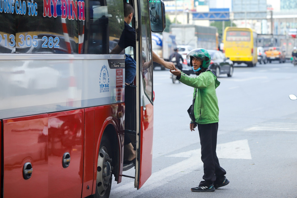 Tình trạng này đã tồn tại từ lâu nhưng chưa bị xử lý triệt để. Các phương tiện xe khách 29-45 chỗ ngồi, xe 16 chỗ và một số xe dù ngang nhiên hoạt động đón, trả khách, hàng hóa. Một xe khách tuyến Mỹ Đình- Yên Bái chạy ‘rùa bò’ để bắt khách dọc đường. (Ảnh: Hoài Nam/Vietnam+)