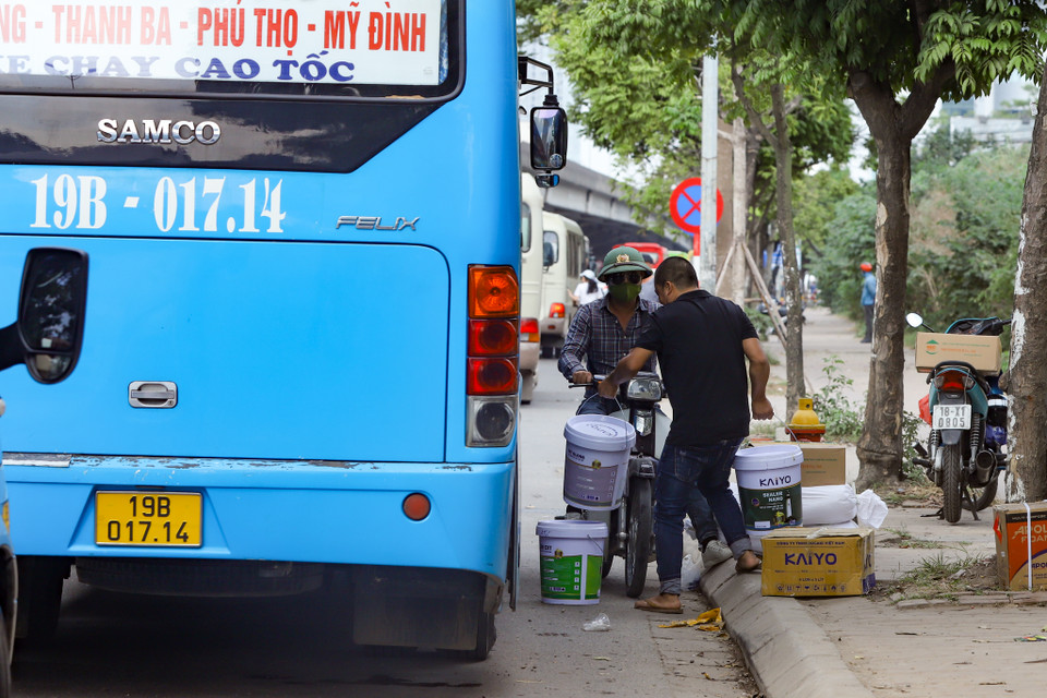 Để dẹp nạn “xe dù, bến cóc” gây ùn tắc, rối loạn giao thông nội đô, Hà Nội cần xử lý nghiêm xe hợp đồng trá hình và xe khách liên tỉnh chạy sai luồng tuyến. (Ảnh: Hoài Nam/Vietnam+)