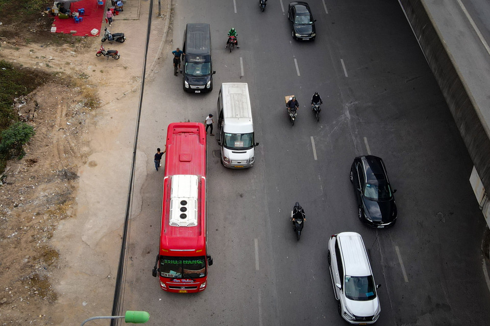 Theo ghi nhận của phóng viên Báo Điện tử VietnamPlus, tại đoạn đường Phạm Hùng tới đầu đường Phạm Văn Đồng (Nam Từ Liêm, Hà Nội), hàng loạt xe ô tô khách dừng, đỗ hoặc chạy 'rùa bò' để đón, trả khách. (Ảnh: Hoài Nam/Vietnam+)