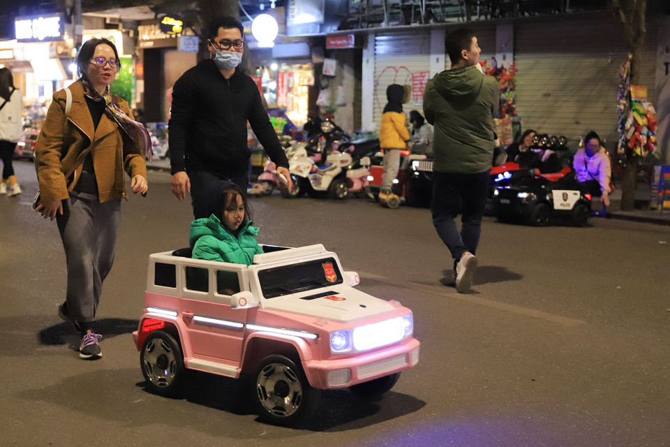 Nhiều hoạt động vui chơi trên phố Hàng Khay thu hút được sự quan tâm của các em nhỏ. (Ảnh: Hoài Nam/Vietnam+)