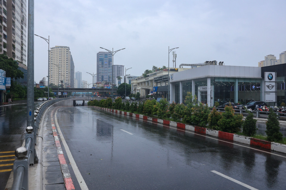 Một trong những điểm đen giao thông vào giờ sáng ngày thường, hầm chui Lê Văn Lương vào thời điểm 9h sáng 7/9 không bóng người qua lại. (Ảnh: Hoài nam/Vietnam+)