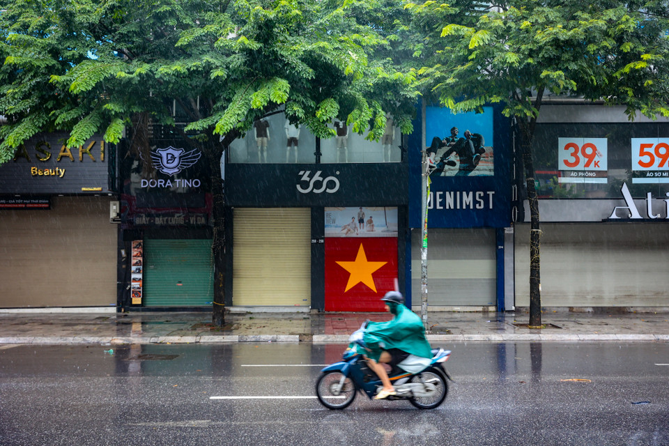 Dự báo trong chiều tối nay, Hà Nội sẽ có mưa lớn và gió giật mạnh. Cơ quan chức năng cũng khuyến cáo người dân không nên ra đường vào thời điểm này để đảm bảo an toàn. (Ảnh: Hoài Nam/Vietnam+)