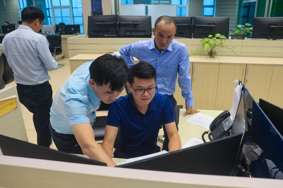 Mỗi người đều tập trung cao độ để đưa ra các thông tin nhanh và chính xác nhất về cường độ, bán kính, vùng ảnh hưởng của cơn bão để các địa phương ứng phó kịp thời. (Ảnh: Hoài Nam/Vietnam+)