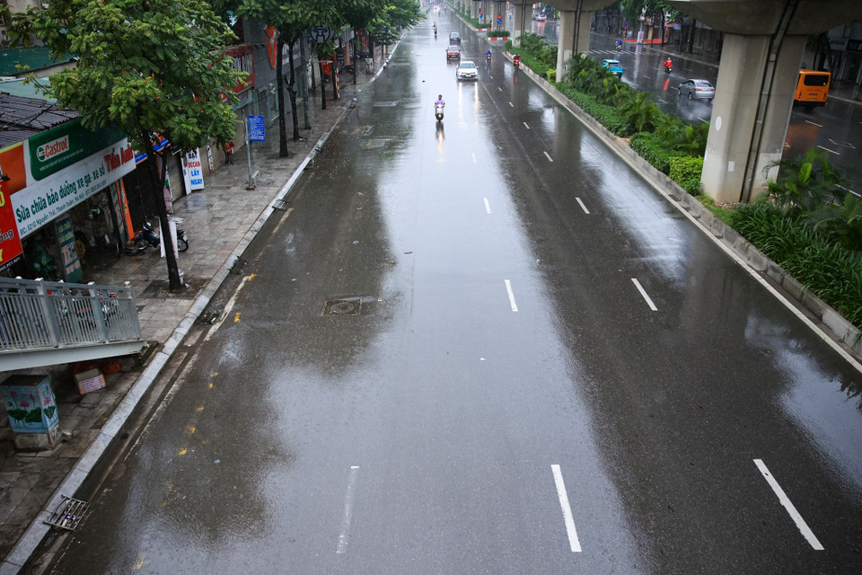 Theo dự báo của Trung tâm Khí tượng thủy văn quốc gia, Hà Nội ngày 7/9 có mưa to đến rất to. Gió Bắc đến Tây Bắc cấp 4-5, sau tăng lên cấp 6-8, giật cấp 9-11. (Ảnh: Hoài nam/Vietnam+)