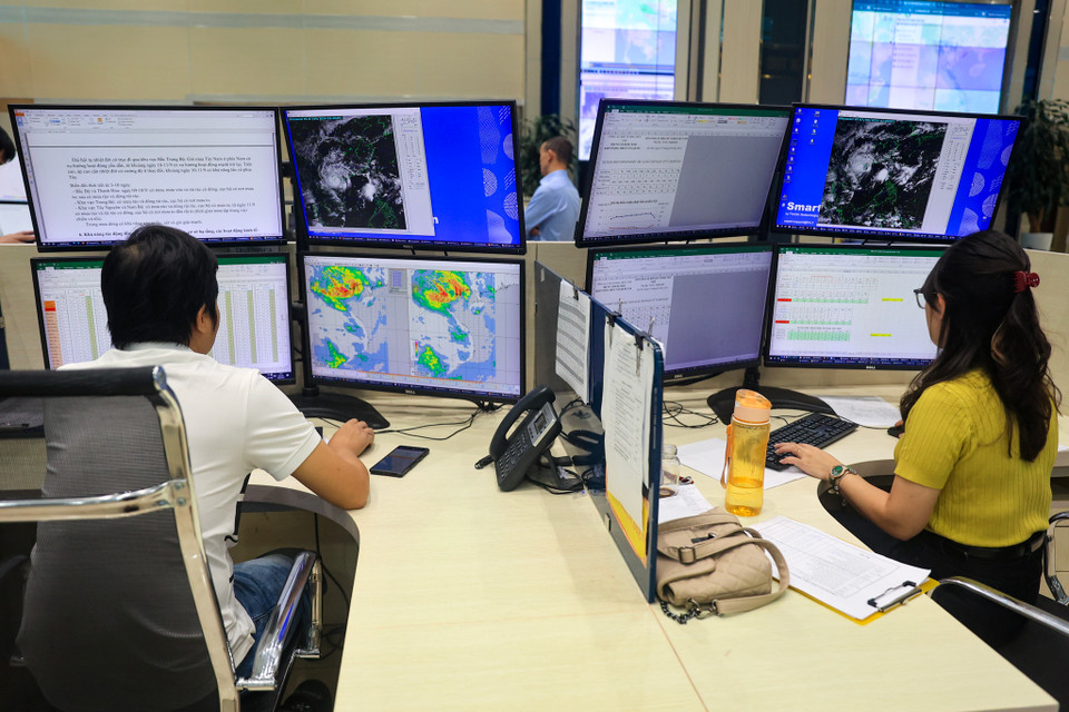 15 giờ chiều 7/9, không khí trong phòng lặng như tờ, chỉ có tiếng lạch cạch của bàn phím khi các nhân viên đang xử lý số liệu gửi về từ cơ quan khí tượng địa phương. (Ảnh: Hoài Nam/Vietnam+)