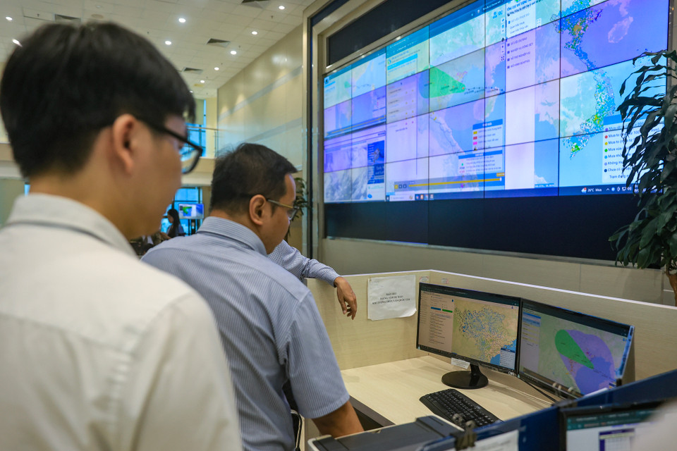 Trước cường độ mạnh và mức độ ảnh hưởng lớn của bão Yagi, các dự báo viên phải cập nhật thông tin liên tục 30 phút/lần. (Ảnh: Hoài Nam/Vietnam+)