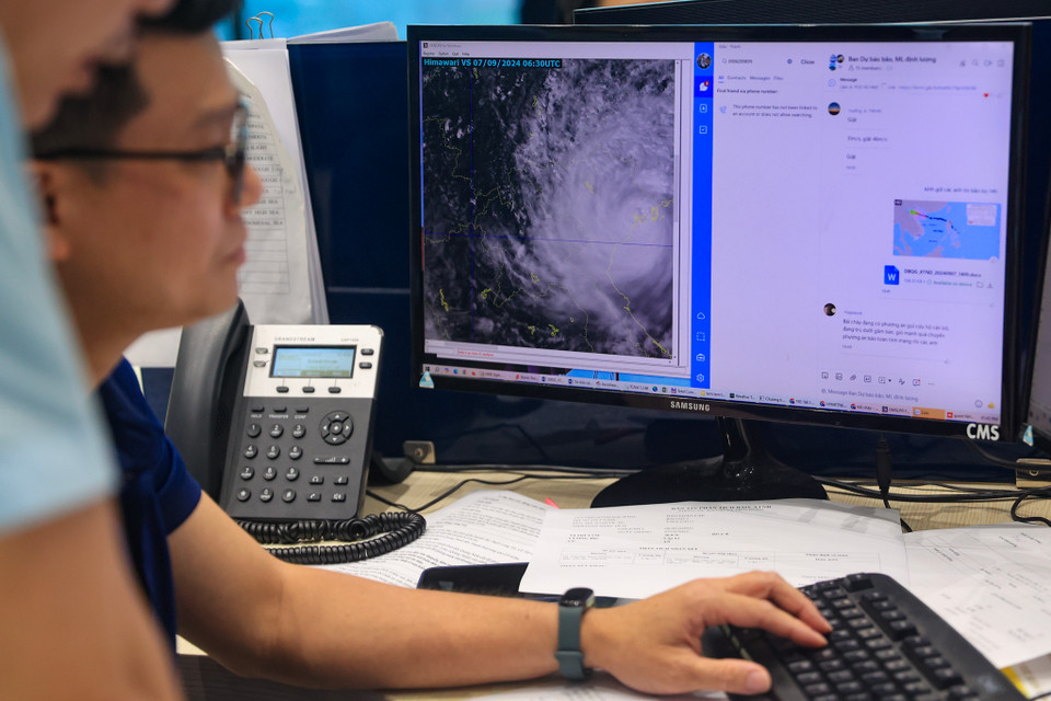 Mỗi tin bão chi tiết được phát 3 tiếng một lần, tin bão nhanh phát một tiếng một lần, nên nhân viên làm việc rất khẩn trương, tập trung cao độ. (Ảnh: Hoài Nam/Vietnam+)