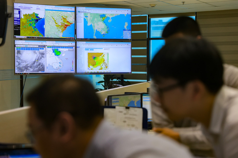 Được nhận định là cơn bão mạnh nhất thế giới của năm 2024, những thông số về siêu bão Yagi được các dự báo viên ở trung tâm khí tượng theo dõi chặt và cập nhật liên tục. (Ảnh: Hoài Nam/Vietnam+)