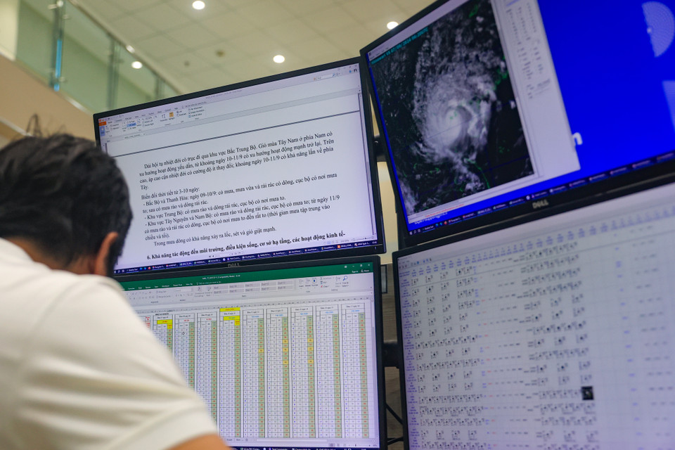 Bão càng tiến gần bờ thì công việc của dự báo viên càng bận hơn nhiều lần. (Ảnh: Hoài Nam/Vietnam+)
