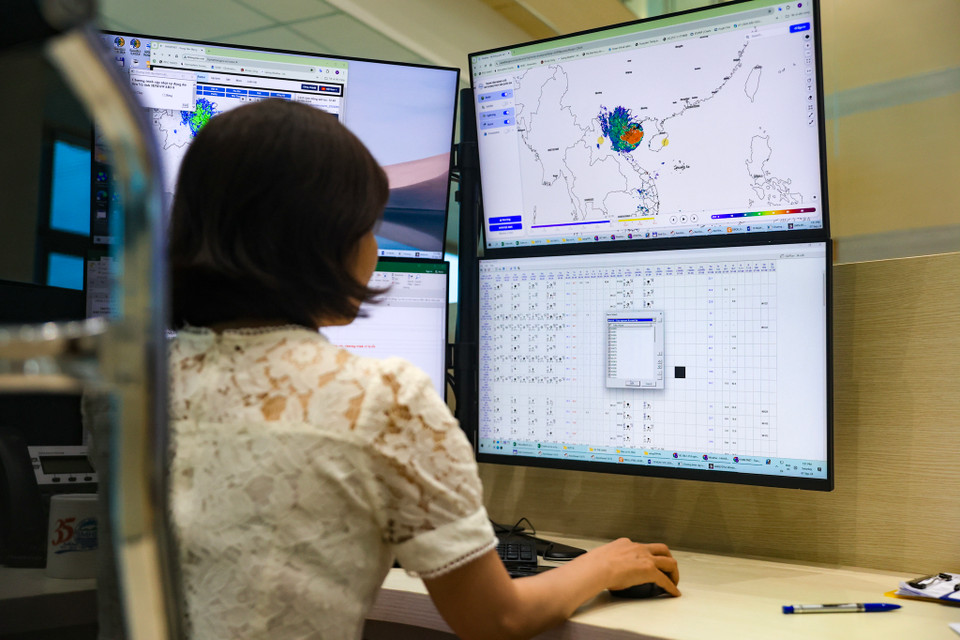 Để đưa ra bản tin dự báo bão Yagi đang đổ bộ vào Việt Nam, các cán bộ nhân viên của trung tâm đã túc trực 24/24. (Ảnh: Hoài Nam/Vietnam+)
