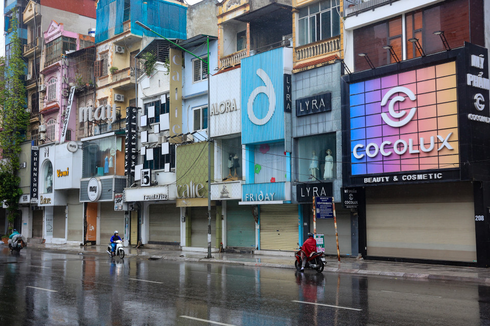 Nhiều cơ sở kinh doanh đã trong tình trạng cửa đóng then cài nín thở chờ bão. (Ảnh: Hoài nam/Vietnam+)