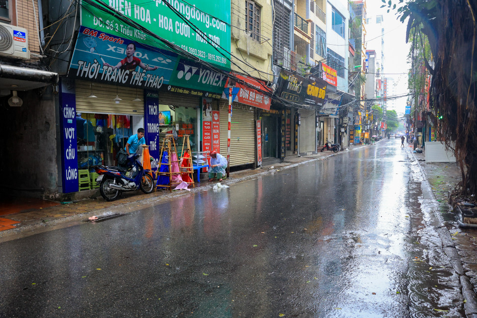 Theo ghi nhận của phóng viên, đường phố Hà Nội đã trở lên vắng vẻ so với ngày thường, một số nơi kinh doanh đã đóng cửa trước giờ siêu bão đổ bộ. (Ảnh: Hoài nam/Vietnam+)