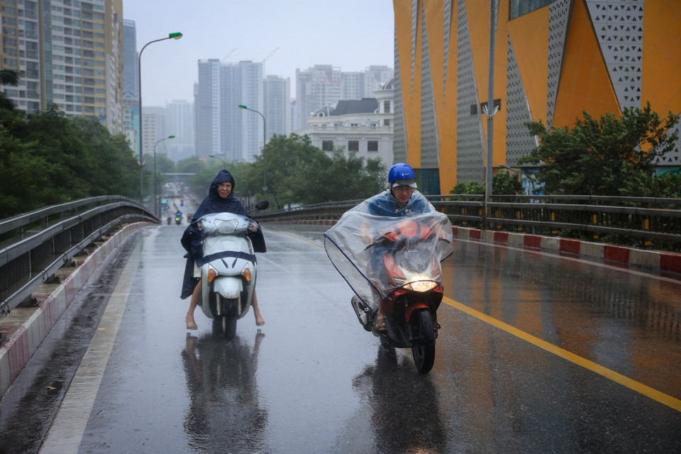 Bất kể ai ra đường trong thời tiết này đều cảm nhận được sức gió đã tăng dần. (Ảnh: Hoài nam/Vietnam+)