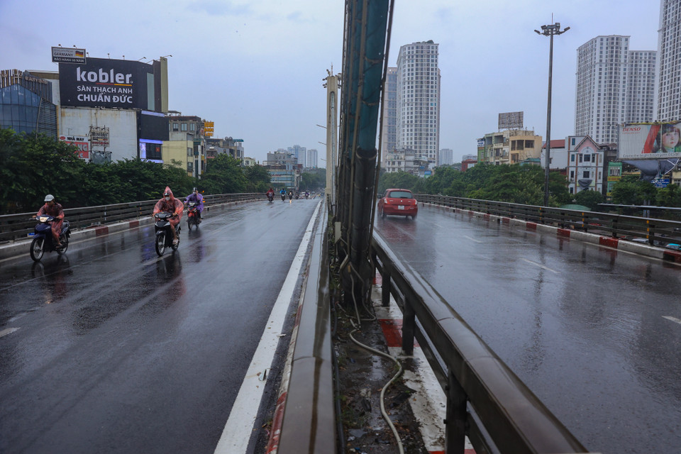 Khu vực cầu vượt Ngã Tư Sở vắng bóng người qua lại. (Ảnh: Hoài nam/Vietnam+)