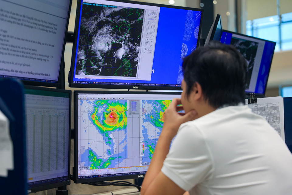 Đây cũng là thời điểm siêu bão Yagi đã đổ bộ vào đất liền và đang tiến về Thủ đô trong ít giờ tới. (Ảnh: Hoài Nam/Vietnam+)