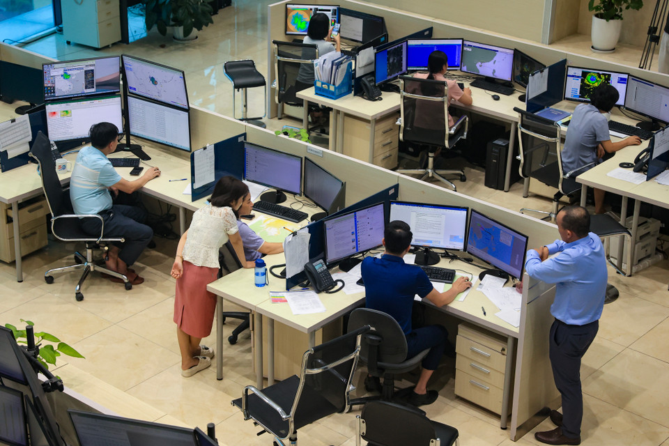 Có hàng trăm cán bộ nhân viên chia các ca, kíp trực 24/24 để kịp thời thông tin về tình hình cơn bão số 3 tới người dân. (Ảnh: Hoài Nam/Vietnam+)