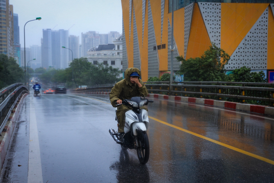 Mưa kèm gió lớn tại khu vực cầu vượt hầm chui Trung Hòa. (Ảnh: Hoài nam/Vietnam+)