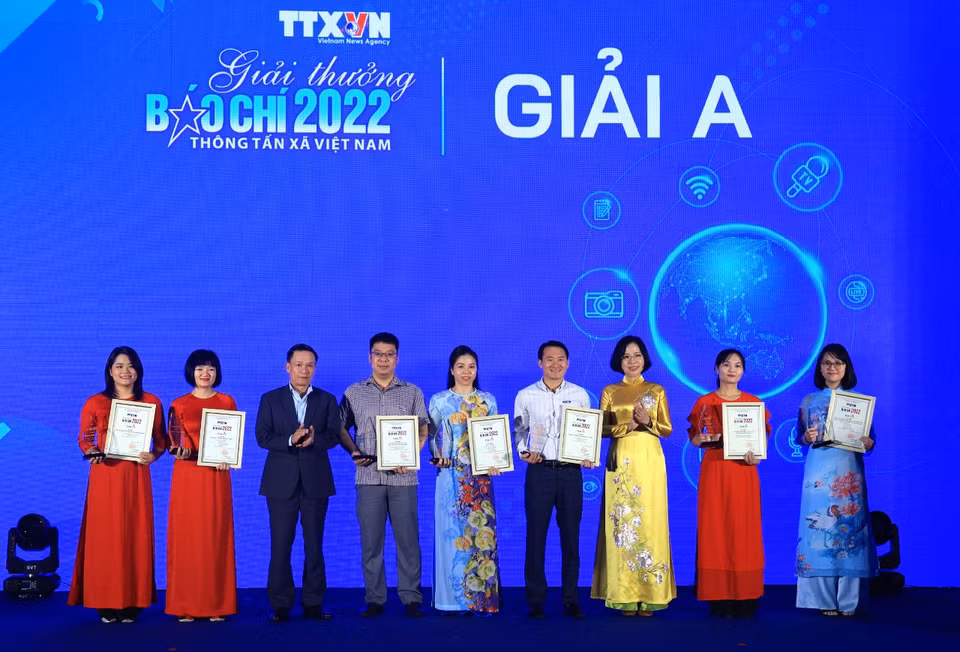 Khoảnh khắc công bố giải A đáng chú ý với những tác phẩm ấn tượng nhất. (Ảnh: Hoài Nam/Vietnam+)