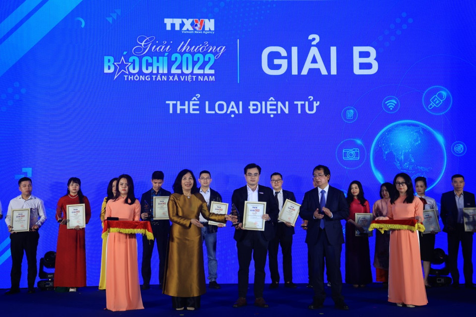 78 giải thưởng đã được trao cho những sản phẩm báo chí chất lượng, qua đó thể hiện vị thế đi đầu của cơ quan thông tấn quốc gia trong việc thông tin những vấn đề lớn của đất nước; là vũ khí tư tưởng sắc bén bảo vệ nền tảng tư tưởng của Đảng; khơi dậy khát vọng phát triển, những giá trị cốt lõi của đất nước, dân tộc. (Ảnh: Hoài Nam/Vietnam+)