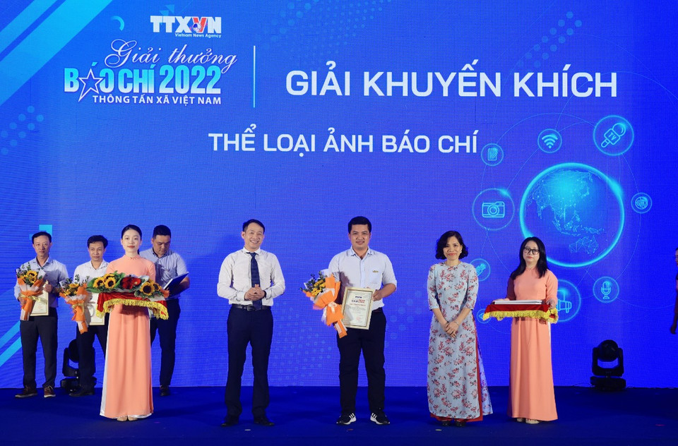 Bên cạnh đó, giải thưởng là sự vinh danh xứng đáng cho tác phẩm báo chí xuất sắc về xây dựng Đảng, về bảo vệ nền tảng tư tưởng của Đảng, cho thấy sự dấn thân của các phóng viên trong tác nghiệp đa năng, tôn vinh những nỗ lực, cống hiến của tất cả các lực lượng làm thông tin trong toàn ngành. (Ảnh: Hoài Nam/Vietnam+)